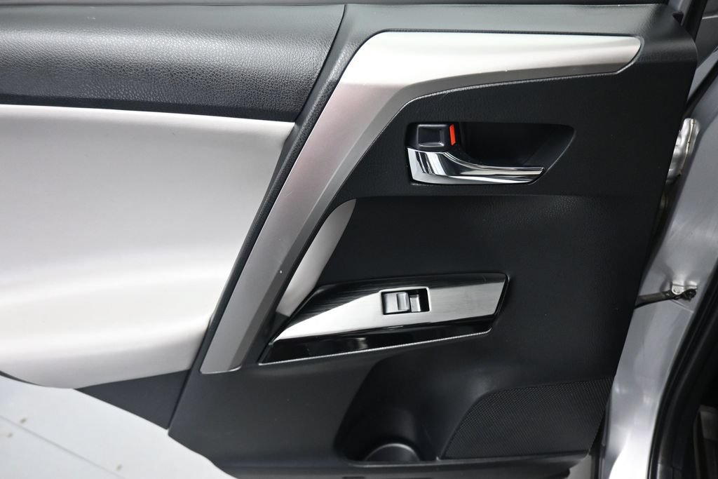 Used 2018 Toyota RAV4 Limited AWD/4WD image 32