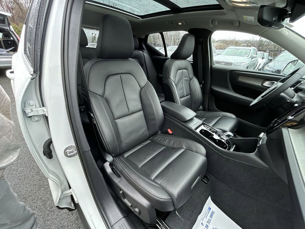 Certified 2023 Volvo XC40 B5 Plus w/ Climate Package image 25