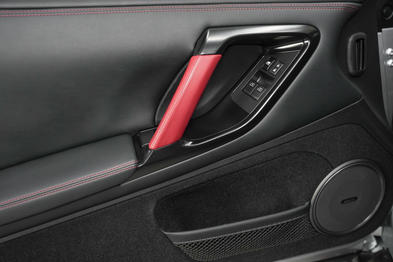 Used 2018 Nissan GT-R NISMO AWD/4WD image 40