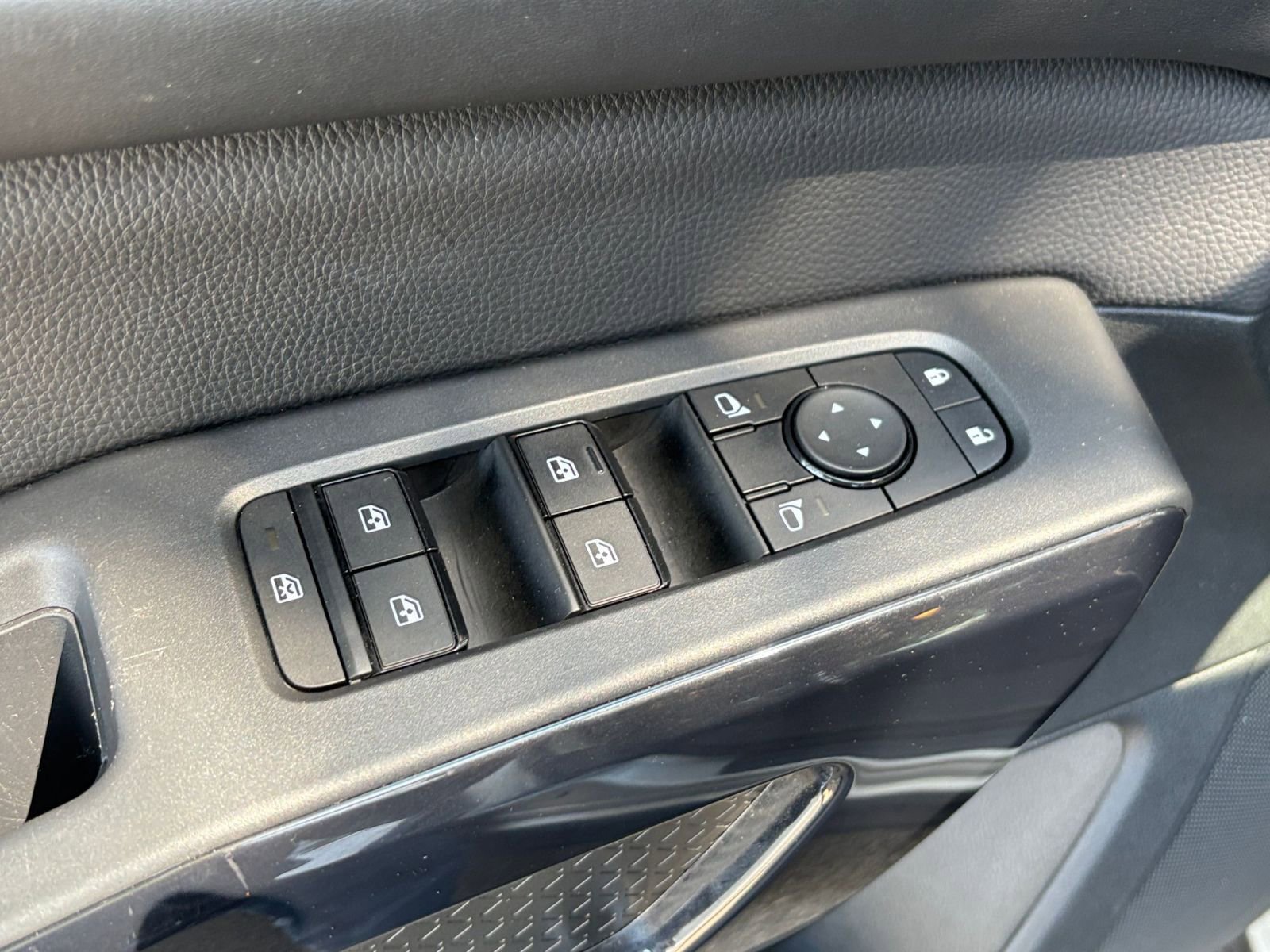 Used 2024 Nissan Pathfinder SV image 18
