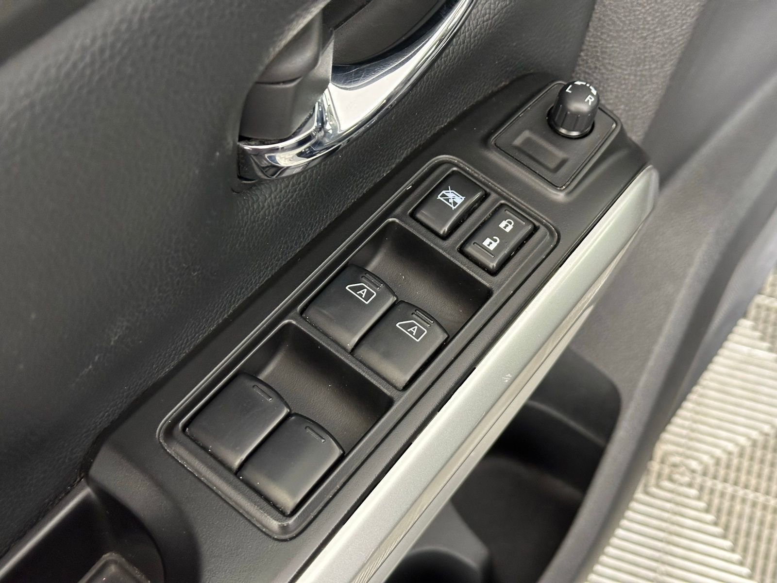 Used 2023 Nissan Titan SV image 34