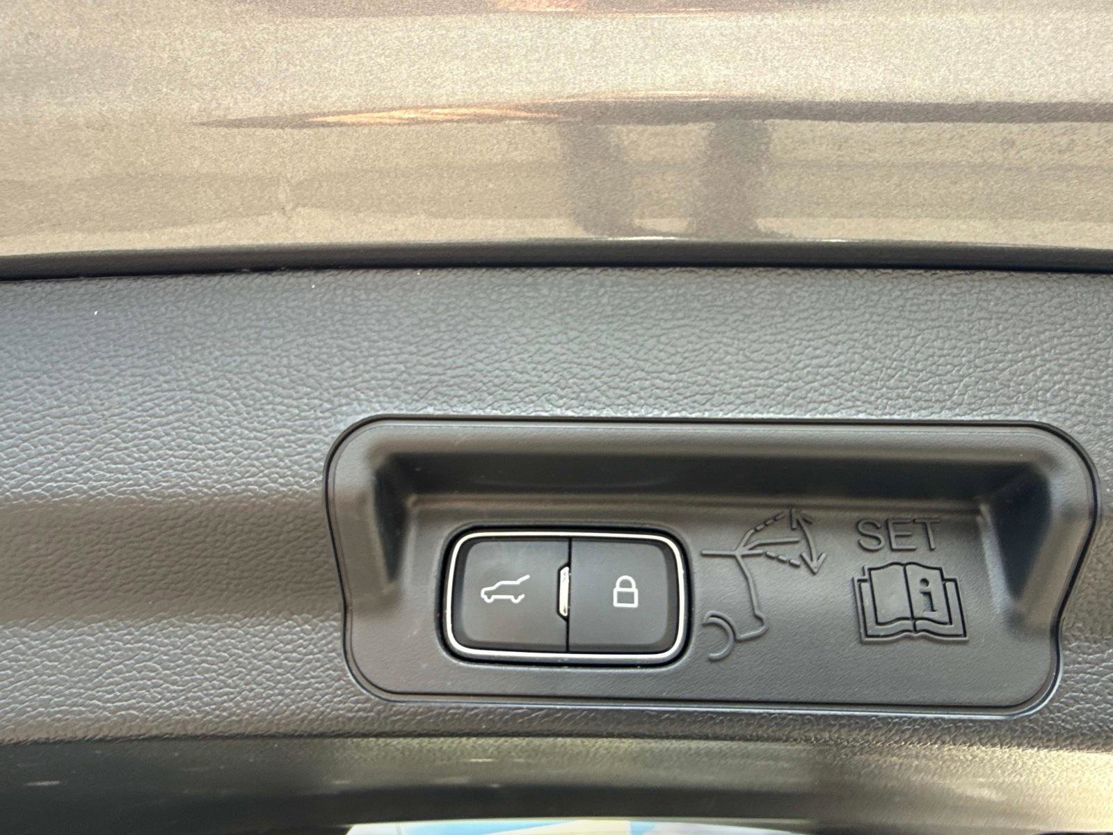 Used 2023 Ford Explorer Platinum w/ Technology Package image 13