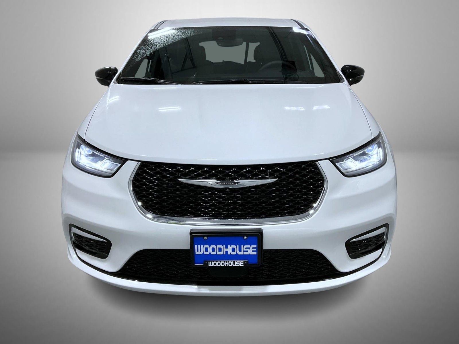 Used 2025 Chrysler Pacifica Select image 2