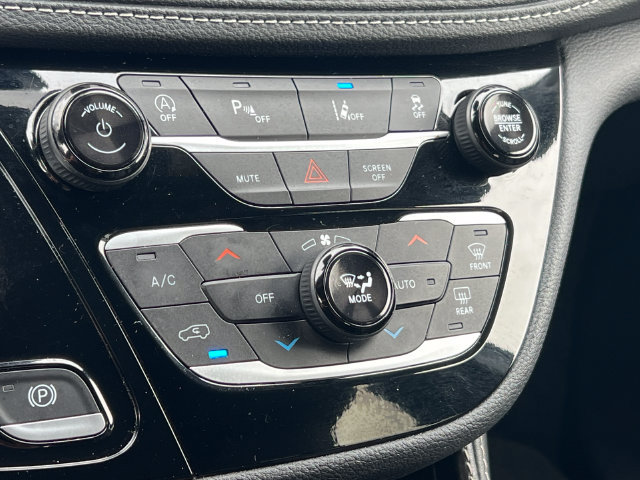 Used 2025 Chrysler Pacifica Limited FWD image 31
