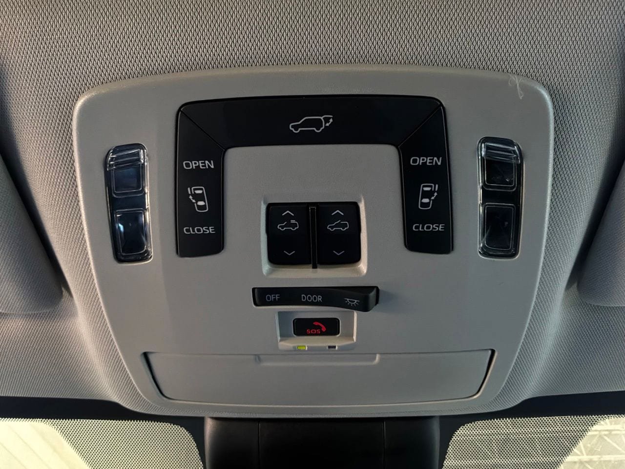 Used 2026 Toyota Sienna XLE FWD image 19