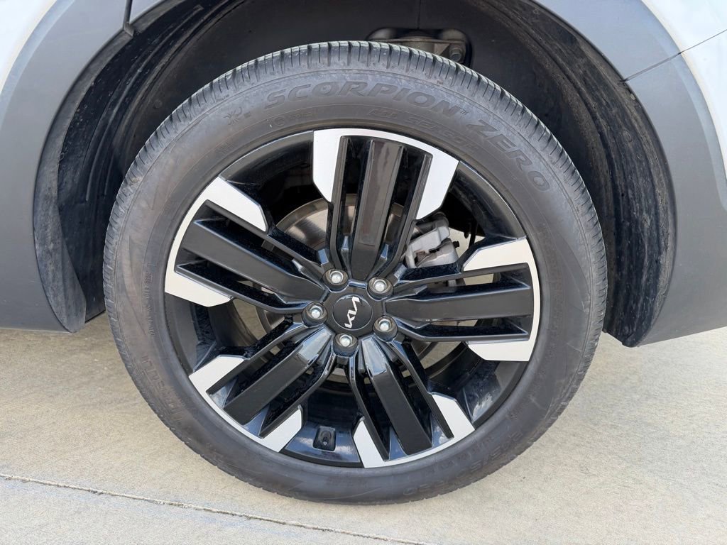 Used 2024 Kia Telluride SX w/ Towing Package image 9