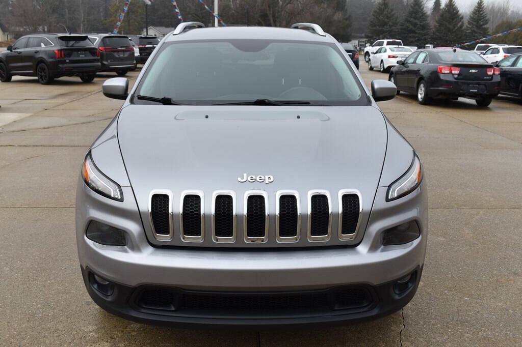 Used 2017 Jeep Cherokee Latitude w/ Comfort & Convenience Group AWD/4WD image 8