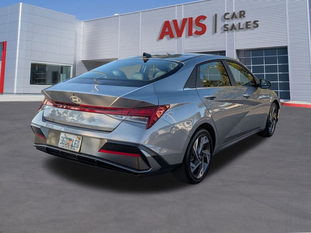 Used 2025 Hyundai Elantra Limited image 6