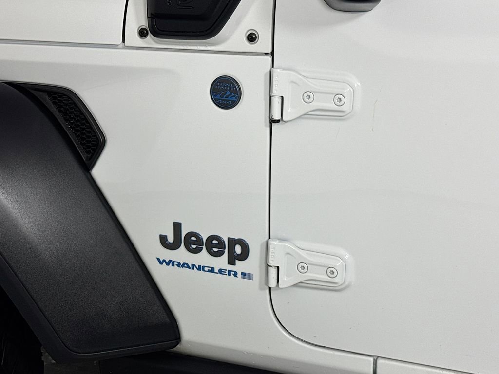 Used 2023 Jeep Wrangler Unlimited w/ Sun & Screen Package image 8
