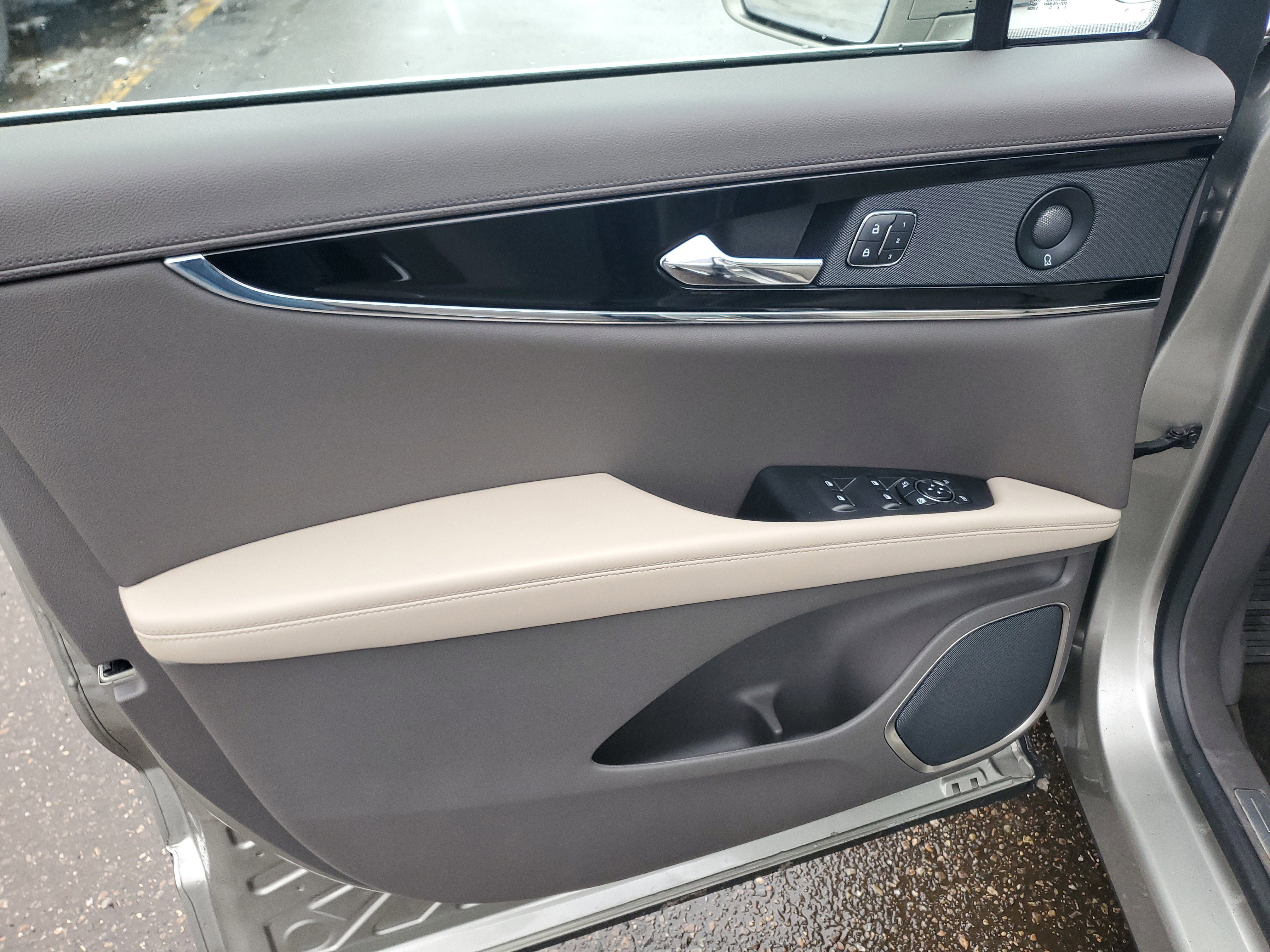 Used 2023 Lincoln Nautilus Reserve w/ Equipment Group 201A image 10