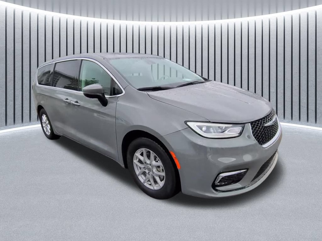 Used 2023 Chrysler Pacifica Touring-L FWD image 18
