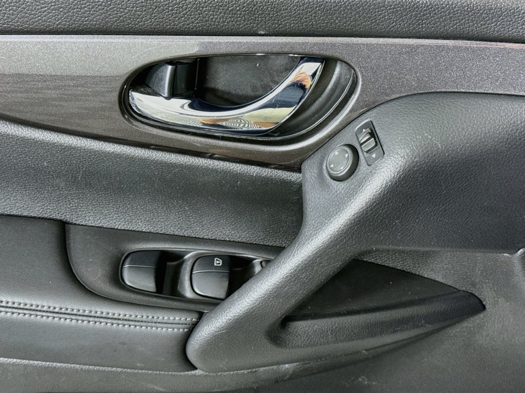 Used 2020 Nissan Rogue S w/ Special Edition Package FWD image 22
