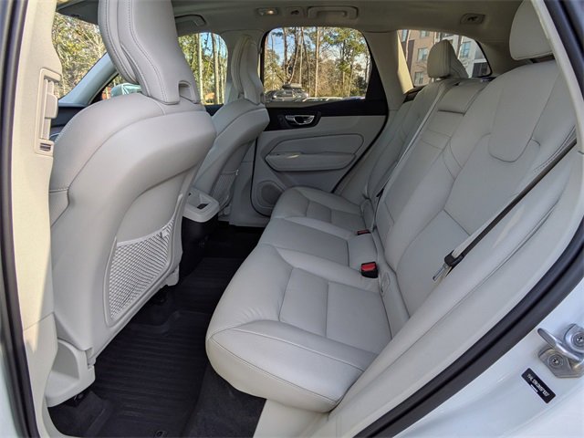 Used 2022 Volvo XC60 B5 Momentum w/ Advanced Package image 14