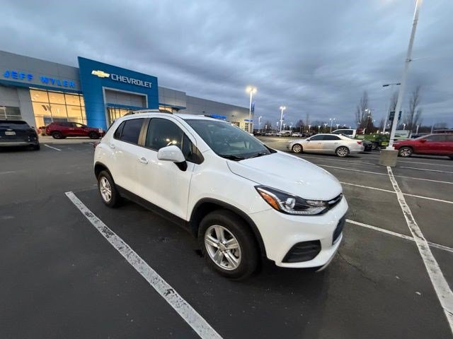 Used 2022 Chevrolet Trax LT w/ LT Convenience Package image 2