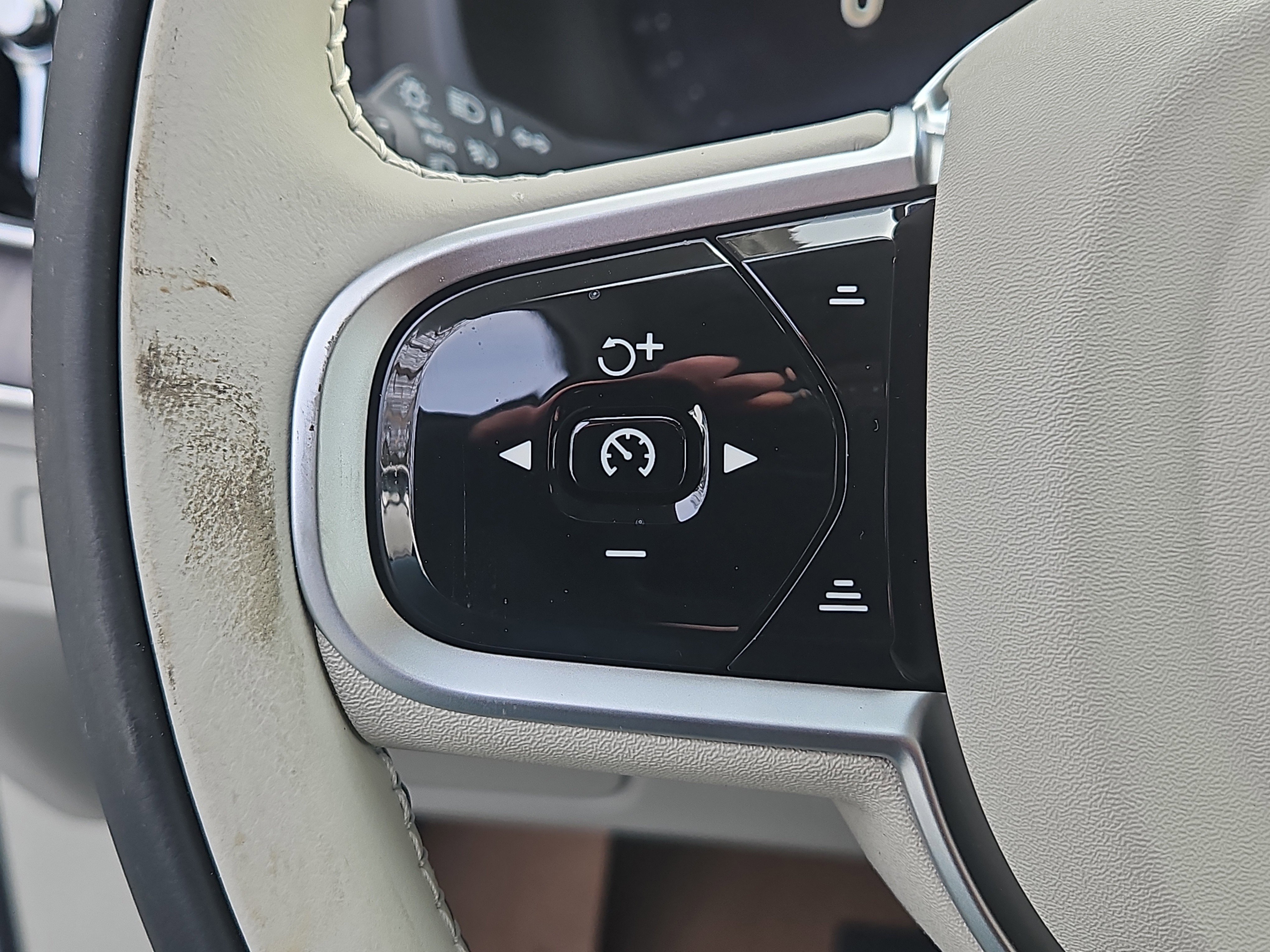 New 2026 Volvo XC90 T8 Ultra w/ Protection Package Premier image 16