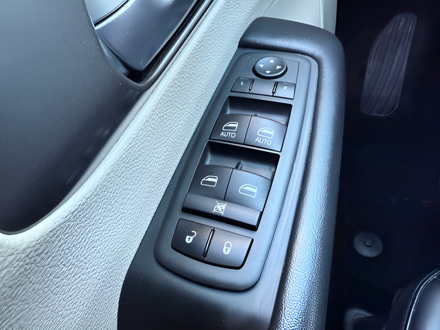 Used 2024 Chrysler Pacifica Touring-L FWD image 24