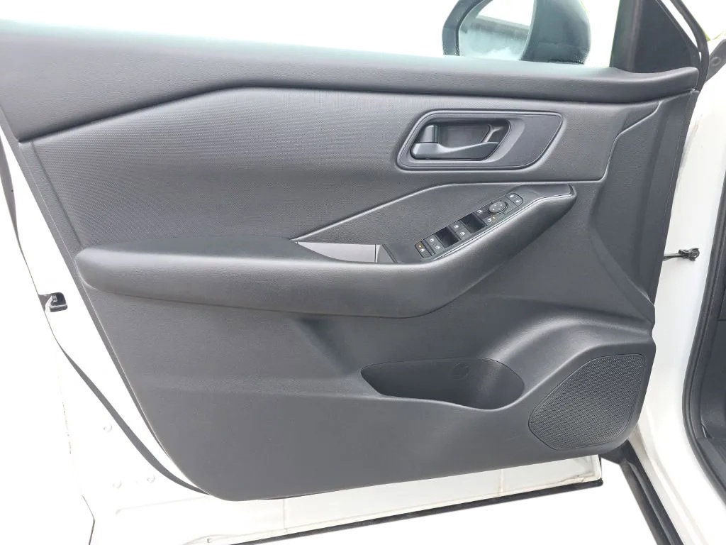Used 2024 Nissan Rogue S FWD image 12