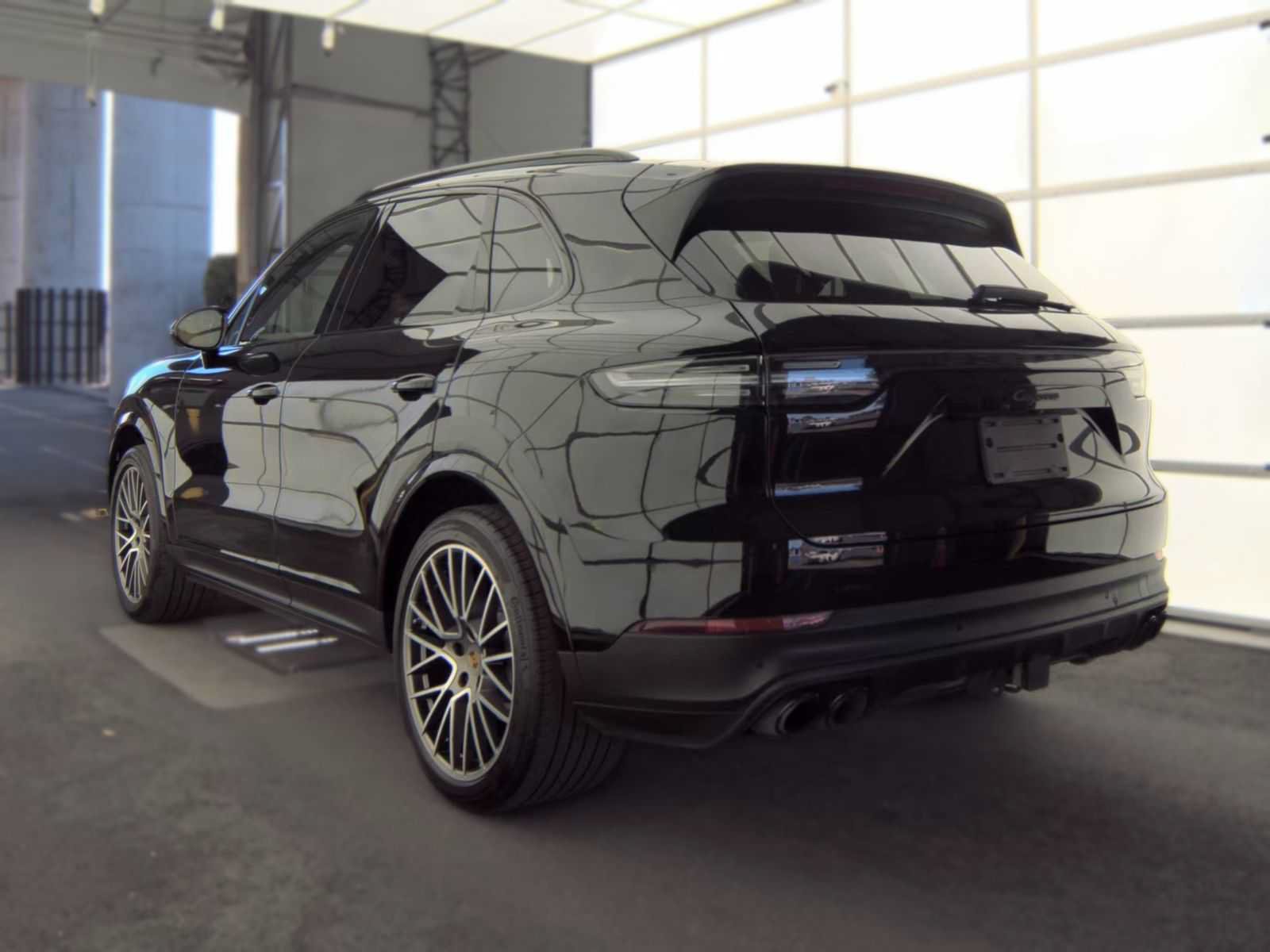 Used 2023 Porsche Cayenne Platinum Edition w/ Premium Package Plus AWD/4WD image 6