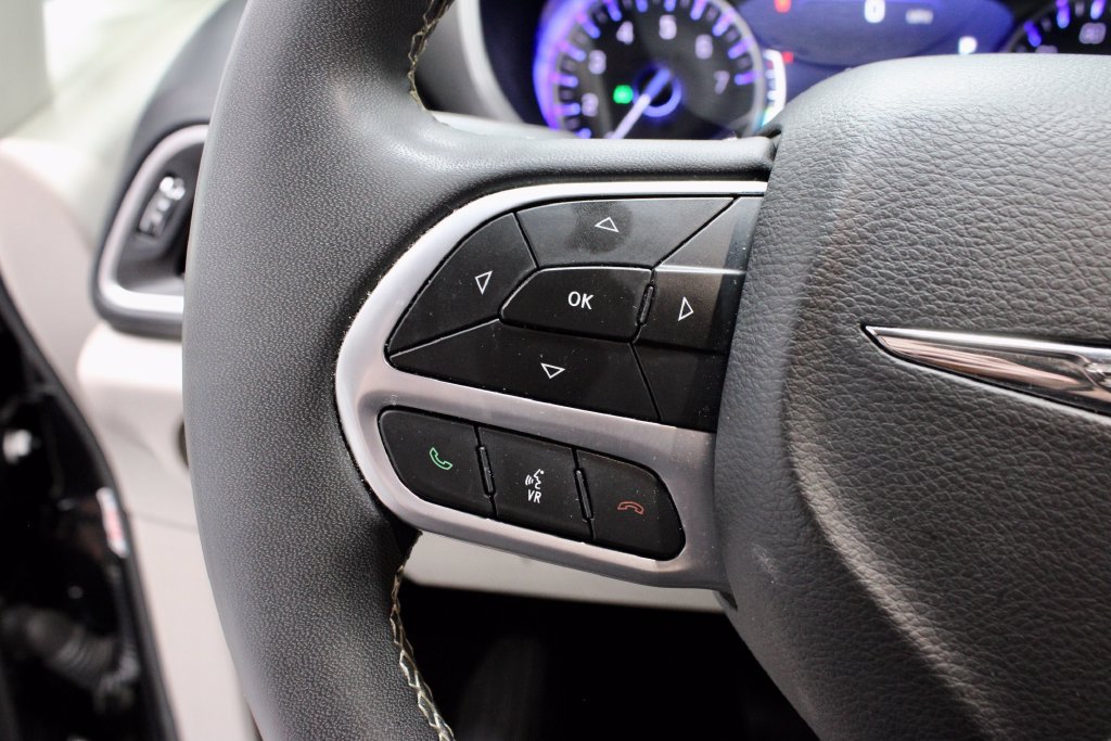 Used 2024 Chrysler Pacifica Touring-L FWD image 29