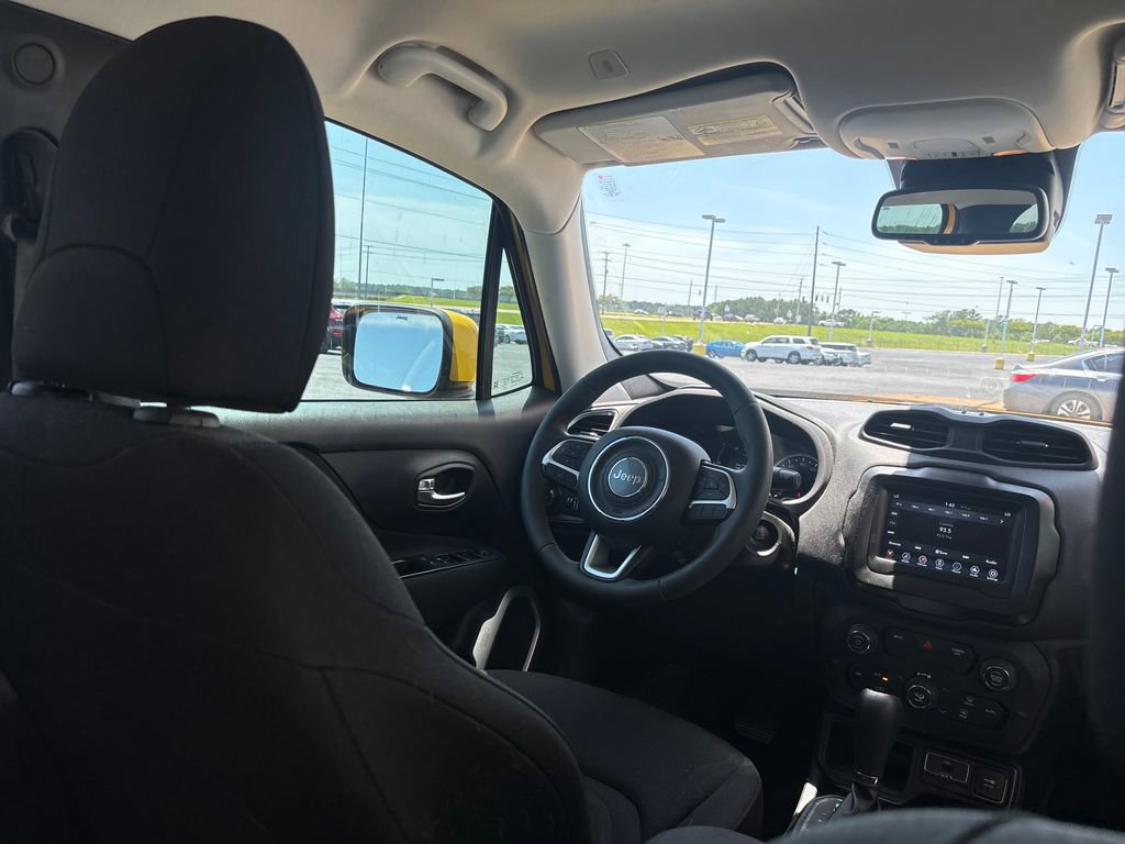 Used 2018 Jeep Renegade Latitude w/ Popular Equipment Group FWD image 29