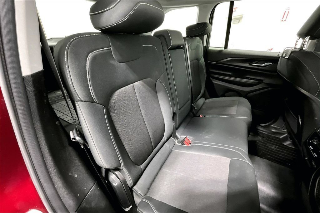 Used 2023 Jeep Grand Cherokee Laredo AWD/4WD image 28