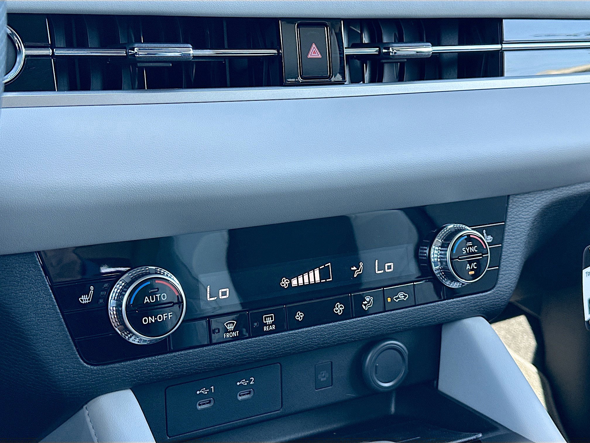 New 2025 Mitsubishi Outlander SE image 11