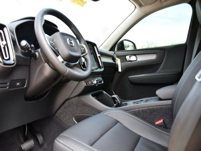 New 2025 Volvo XC40 B5 Core w/ Protection Package Premier image 13