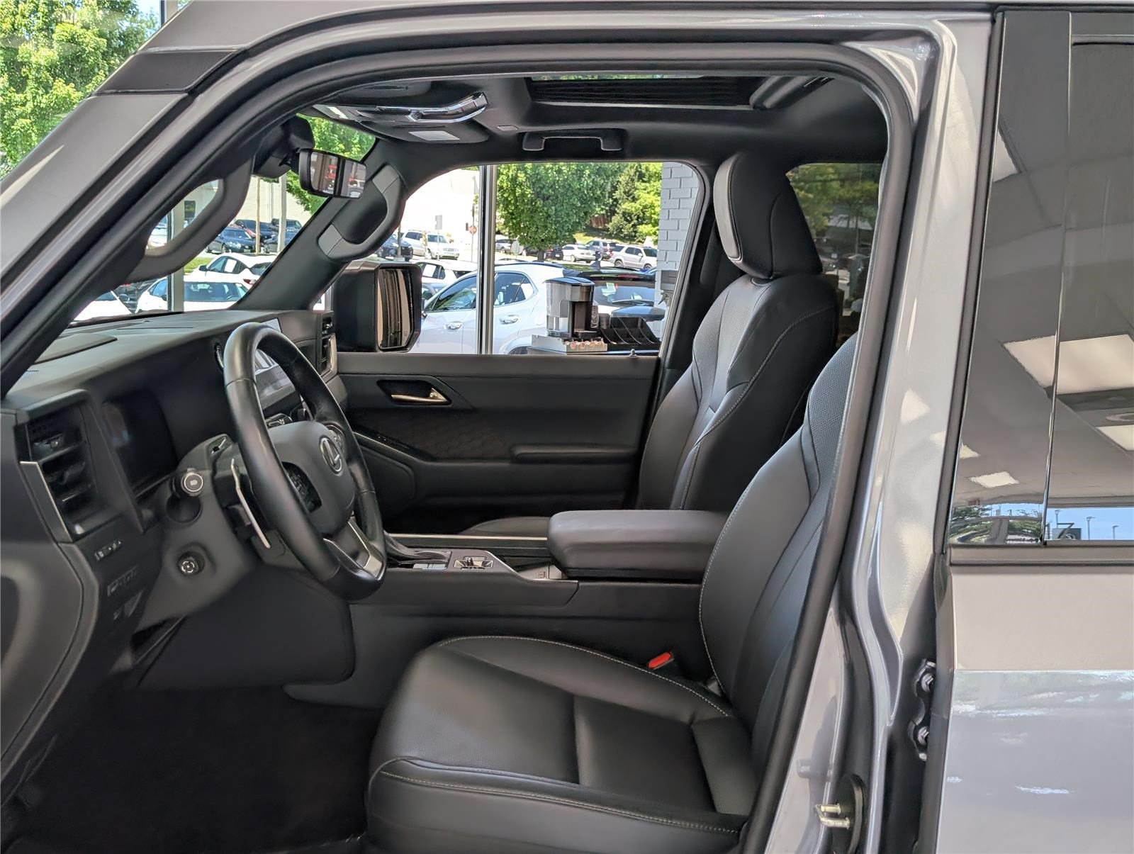 Used 2025 Lexus GX 550 w/ Accessory Package (2T) AWD/4WD image 18