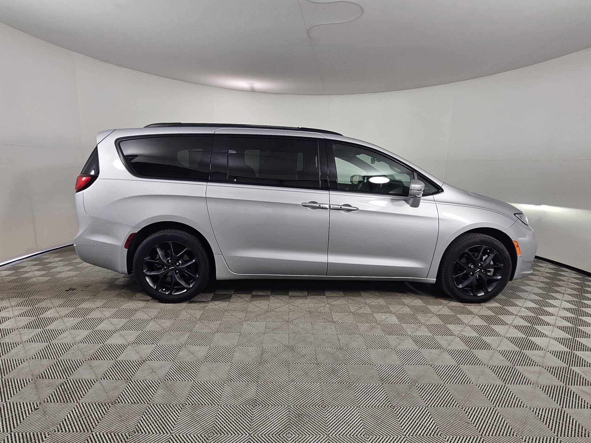 Used 2022 Chrysler Pacifica Touring-L w/ Uconnect Theater Family Group AWD/4WD image 8