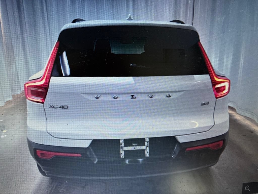 Used 2023 Volvo XC40 B4 Ultimate FWD image 3