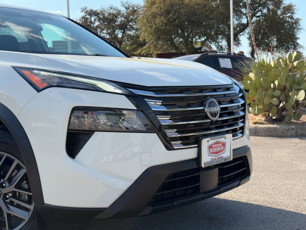 Used 2025 Nissan Rogue S image 3