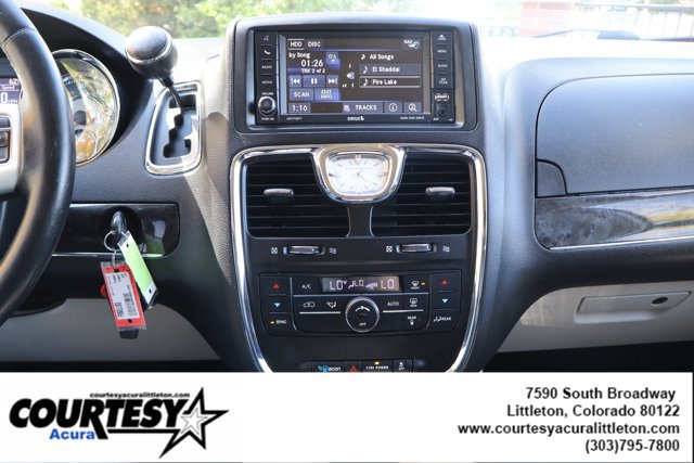Used 2015 Chrysler Town & Country Touring FWD image 16