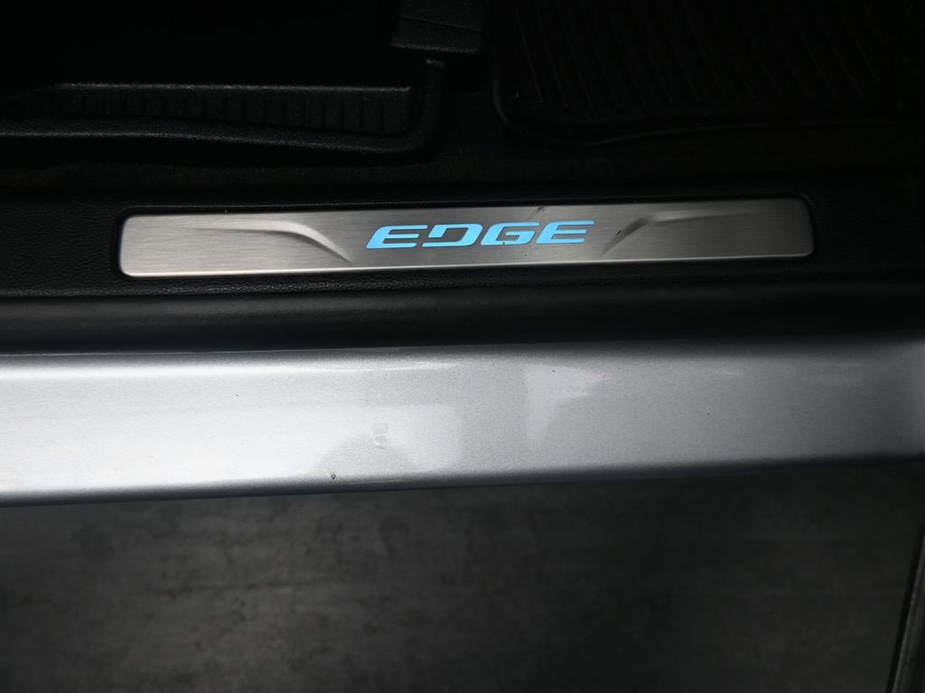 Used 2020 Ford Edge Titanium image 7