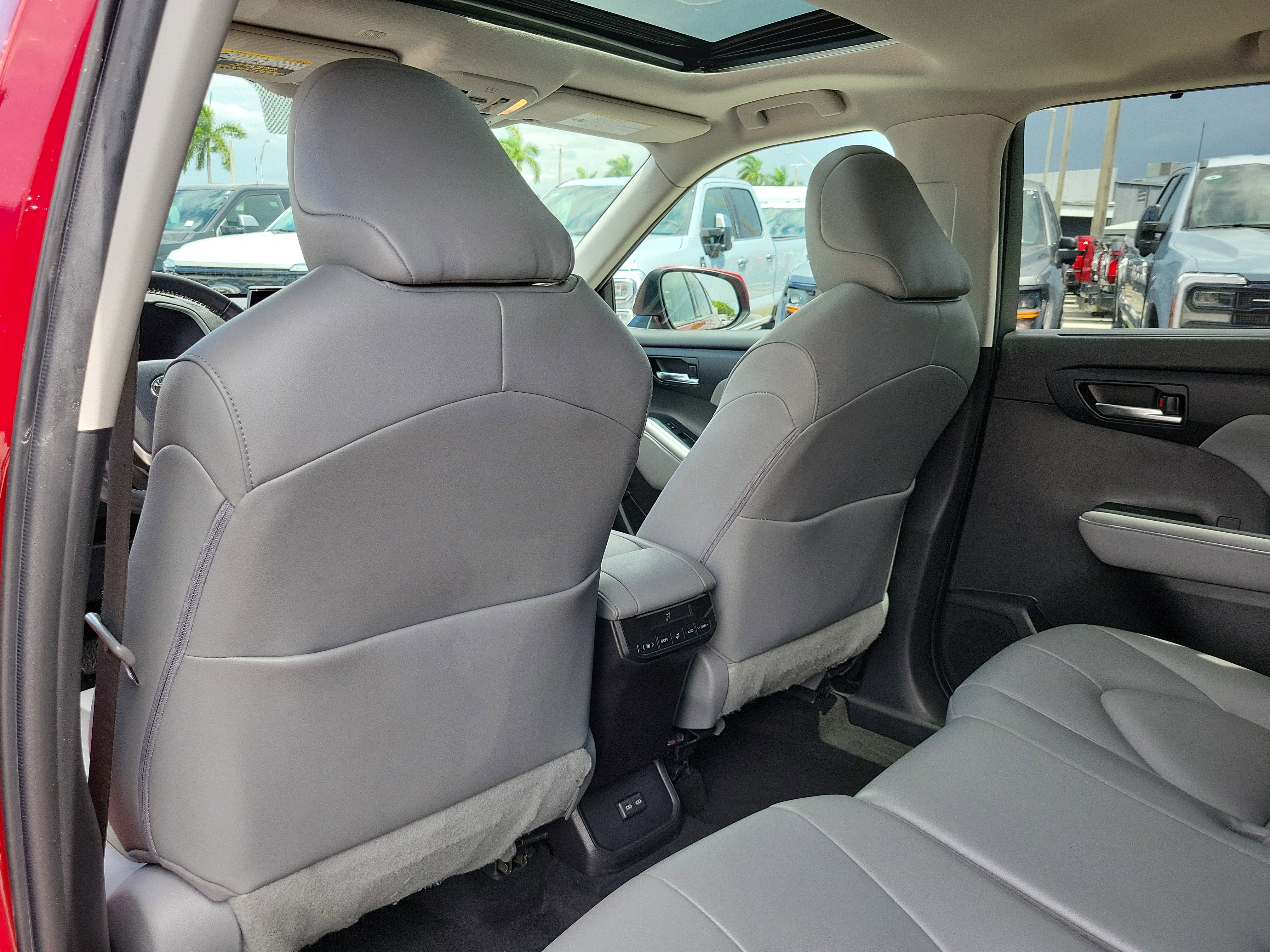 Used 2022 Toyota Highlander XLE FWD image 14