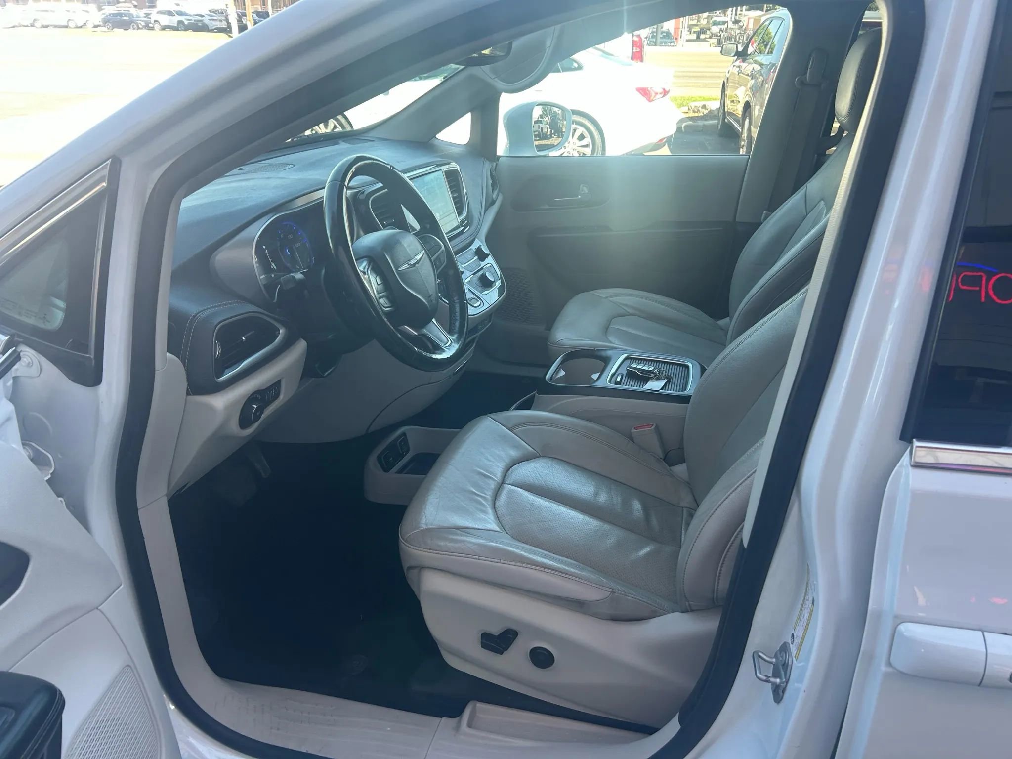 Used 2021 Chrysler Pacifica Touring-L image 3