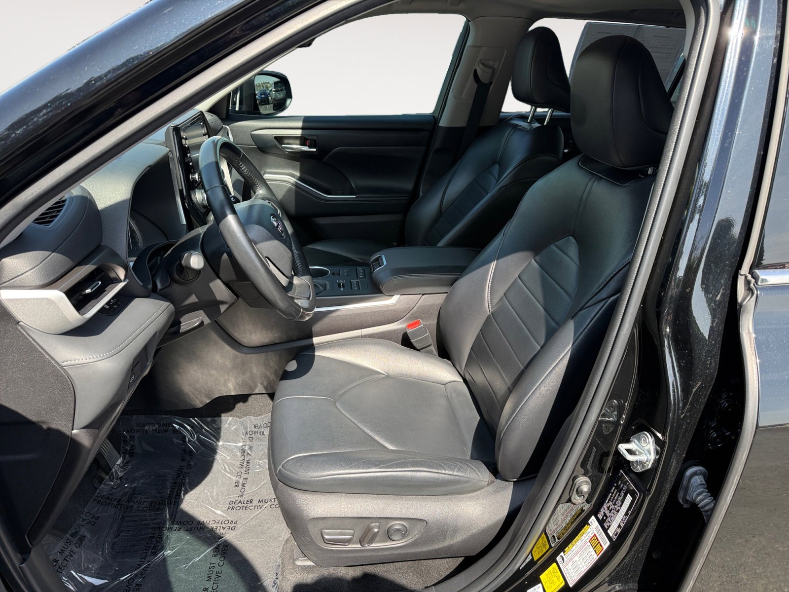 Used 2022 Toyota Highlander XLE AWD/4WD image 10