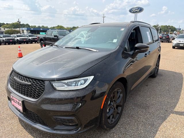 Used 2025 Chrysler Pacifica Limited FWD image 9