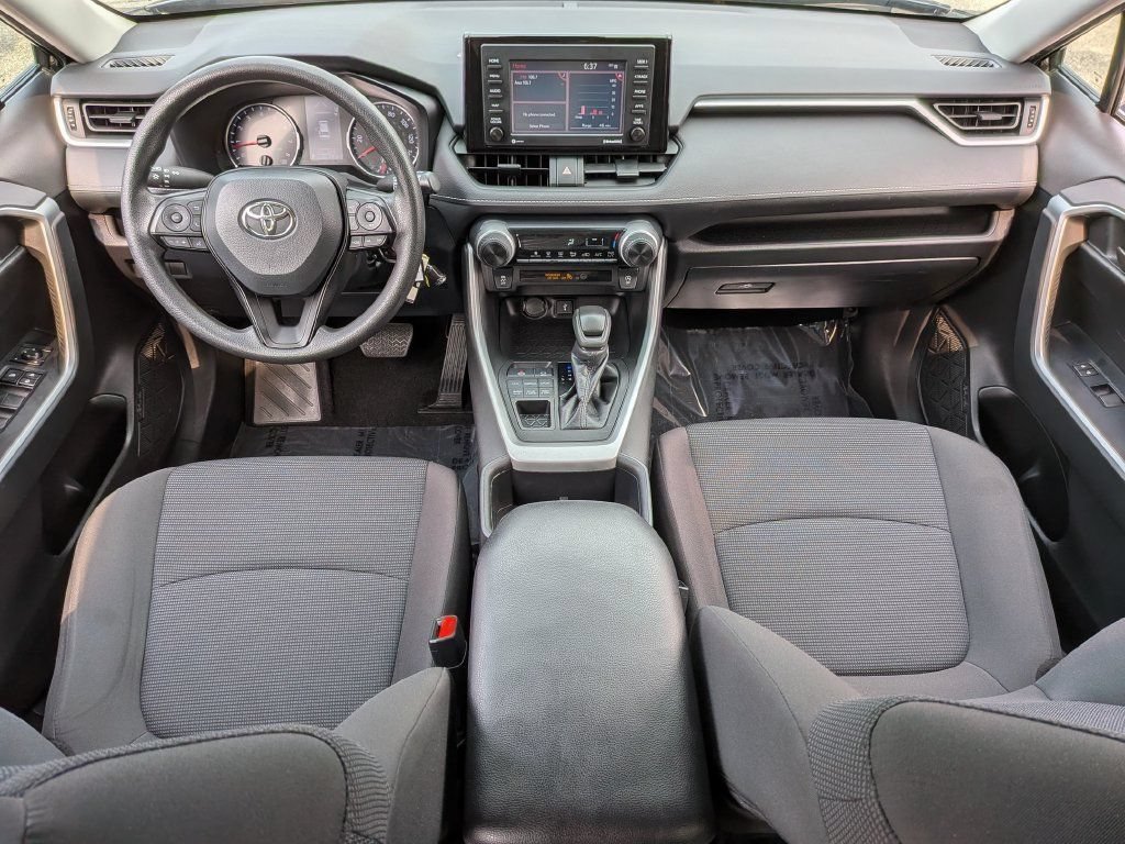 Used 2022 Toyota RAV4 LE AWD/4WD image 4