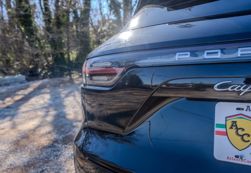 Used 2019 Porsche Cayenne Turbo w/ Sportdesign Package image 10