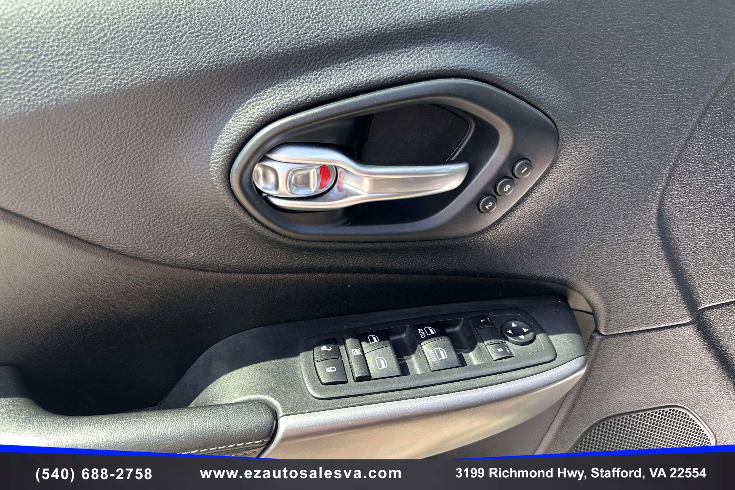 Used 2019 Jeep Cherokee Limited AWD/4WD image 16