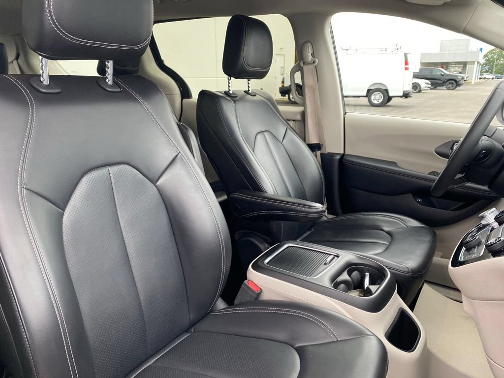 Used 2023 Chrysler Pacifica Touring-L FWD image 19