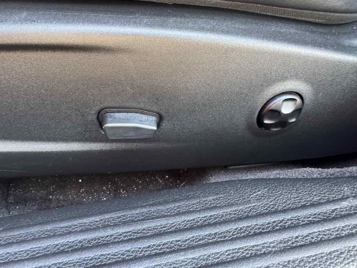 Used 2015 Dodge Challenger SRT image 30