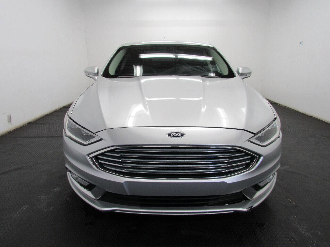 Used 2017 Ford Fusion SE w/ Fusion SE Technology Package image 2