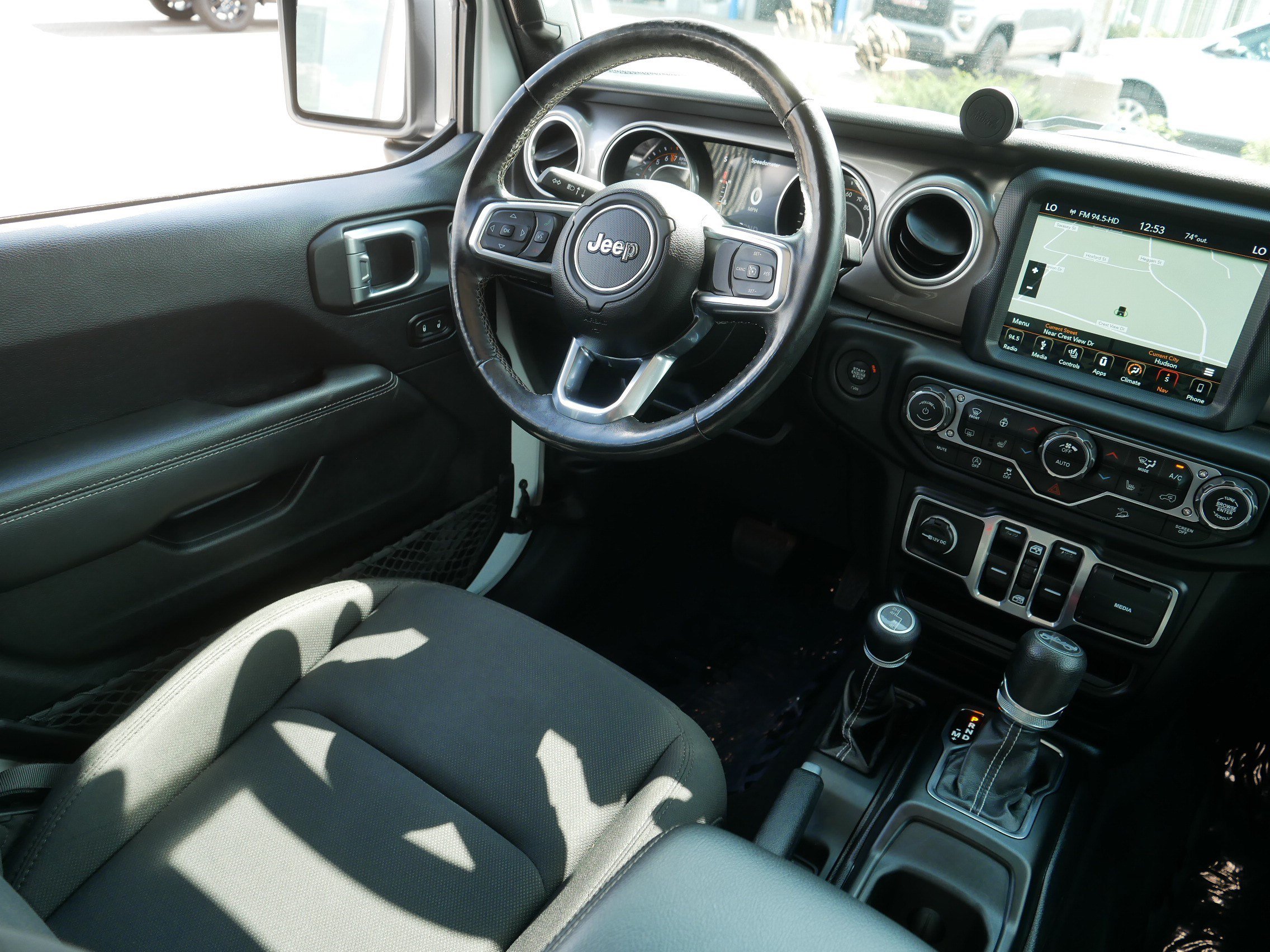 Used 2018 Jeep Wrangler Unlimited Sahara w/ Dual Top Group AWD/4WD image 9