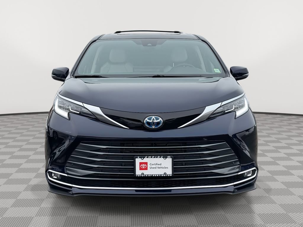 Used 2025 Toyota Sienna Limited image 2