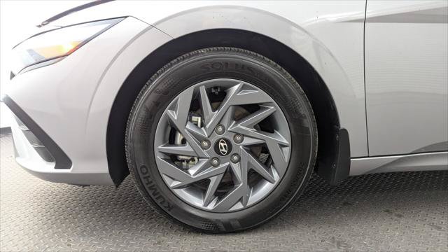 Used 2025 Hyundai Elantra Hybrid FWD image 29