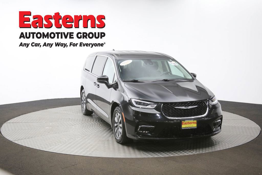 Used 2023 Chrysler Pacifica Touring-L image 48