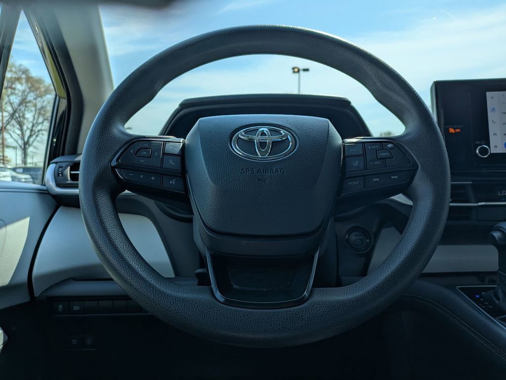 Used 2025 Toyota Sienna LE image 21