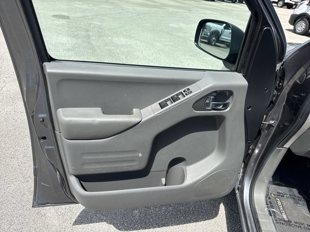 Used 2016 Nissan Frontier SV w/ SV Value Truck Package RWD image 12