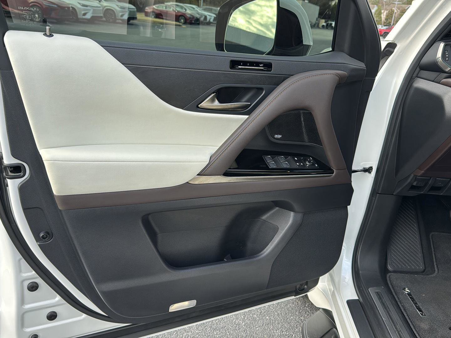 Used 2023 Lexus LX 600 4WD w/ Luxury Package image 14